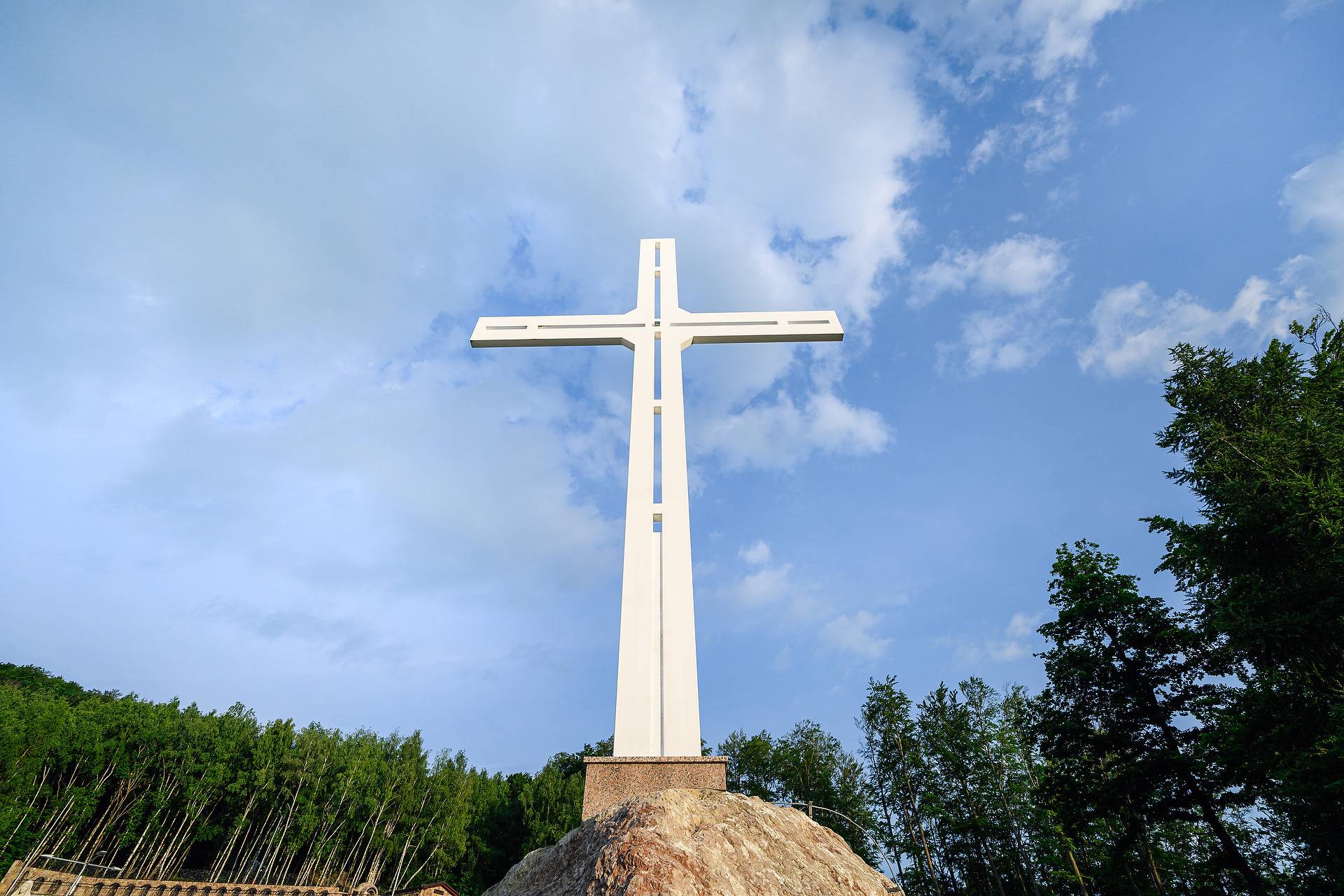 Monumentálny biely kríž na hore Butkov