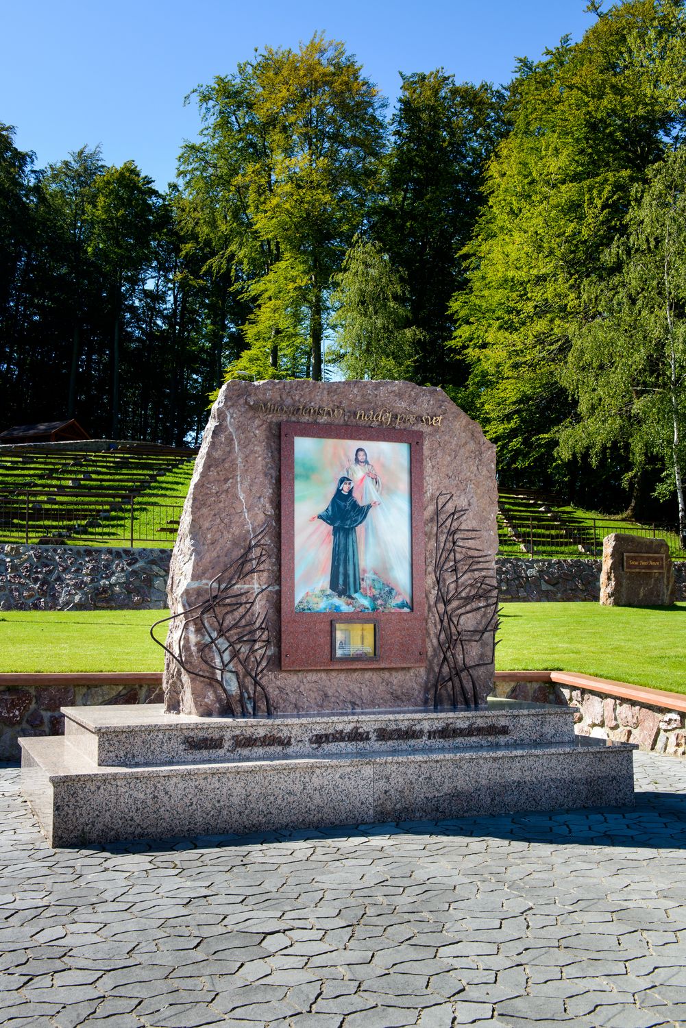 Kamenný pamätník svätej sestry Faustíny