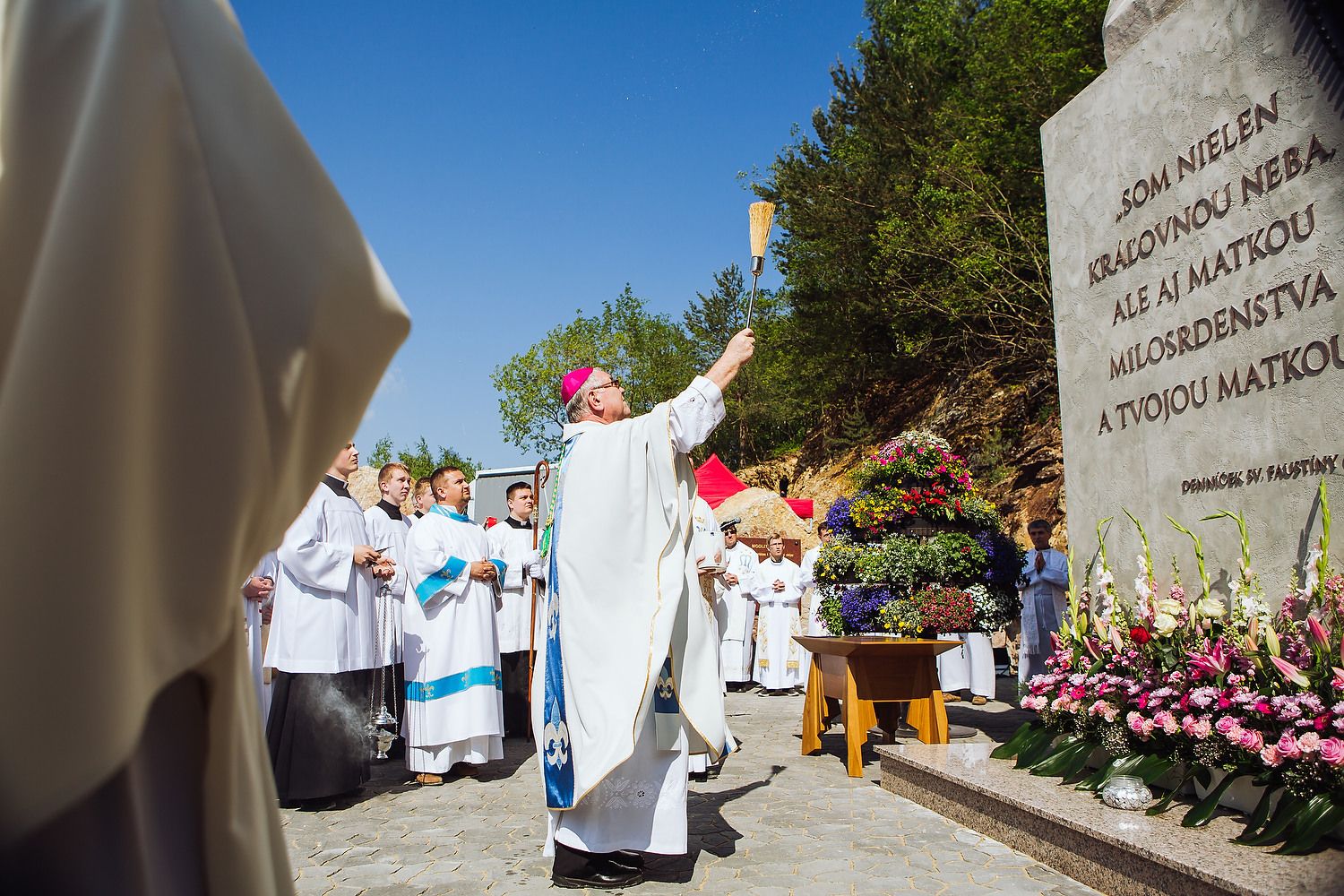 Biskup pri požehnaní sochy Panny Márie