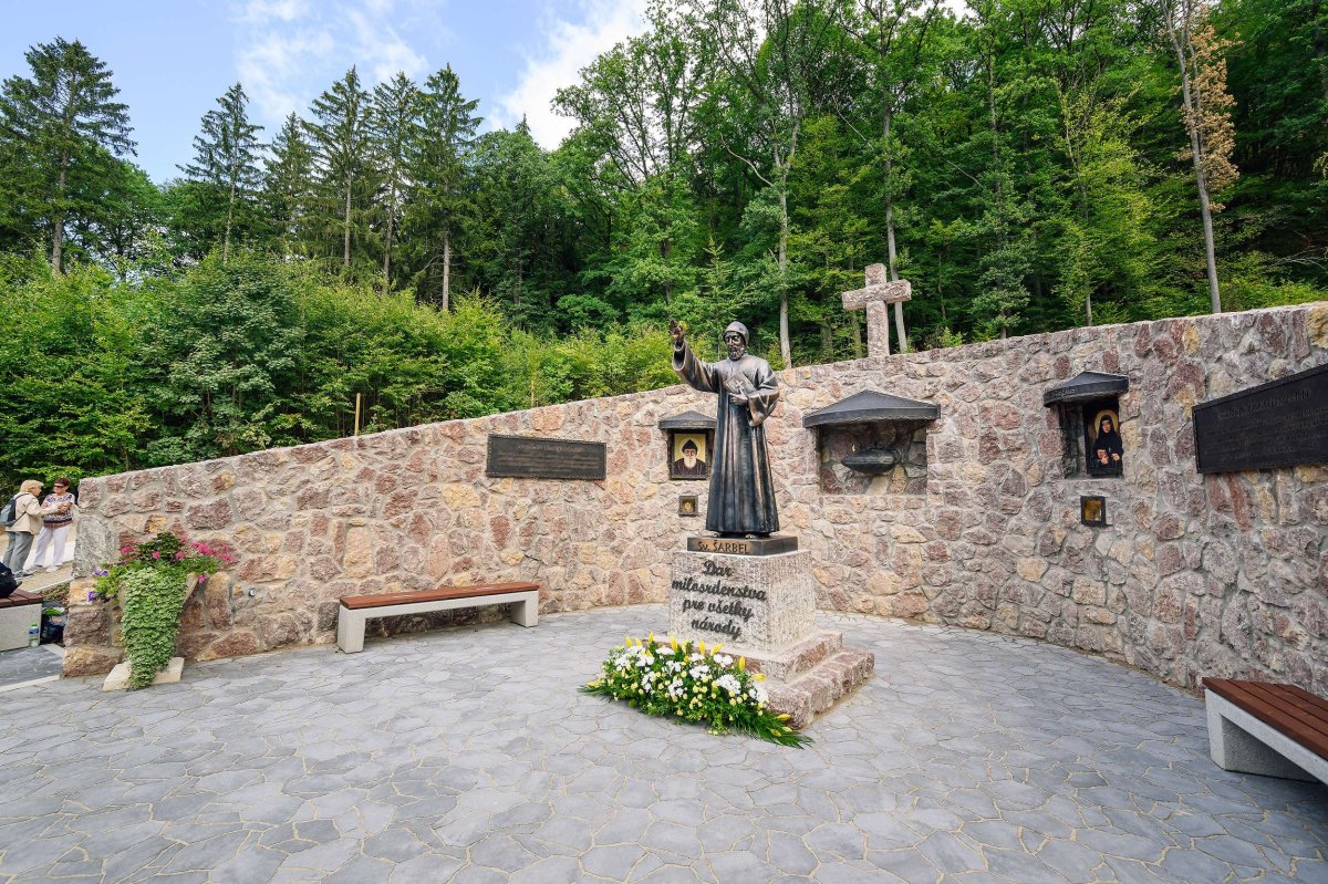 Nový vstupný priestor so sochou svätého Šarbela
