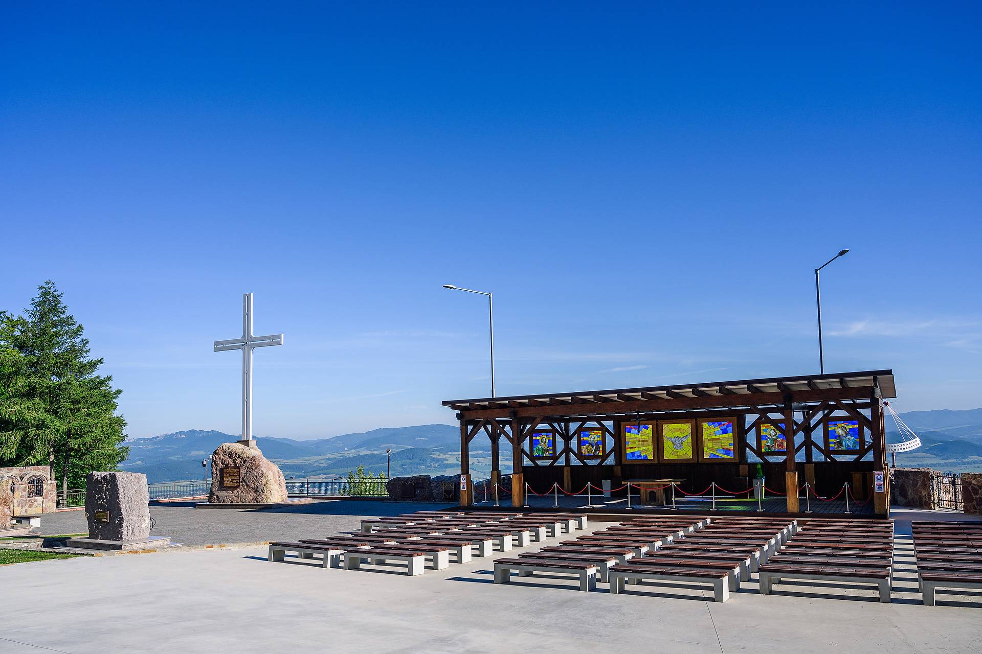 Pódium a priestor na spoločné slávenia v sanktuáriu
