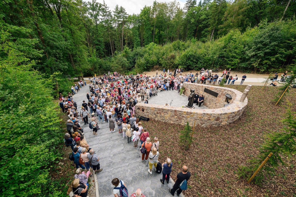 Púť k Panne Márii a požehnanie areálu sv. Šarbela na hore Butkov